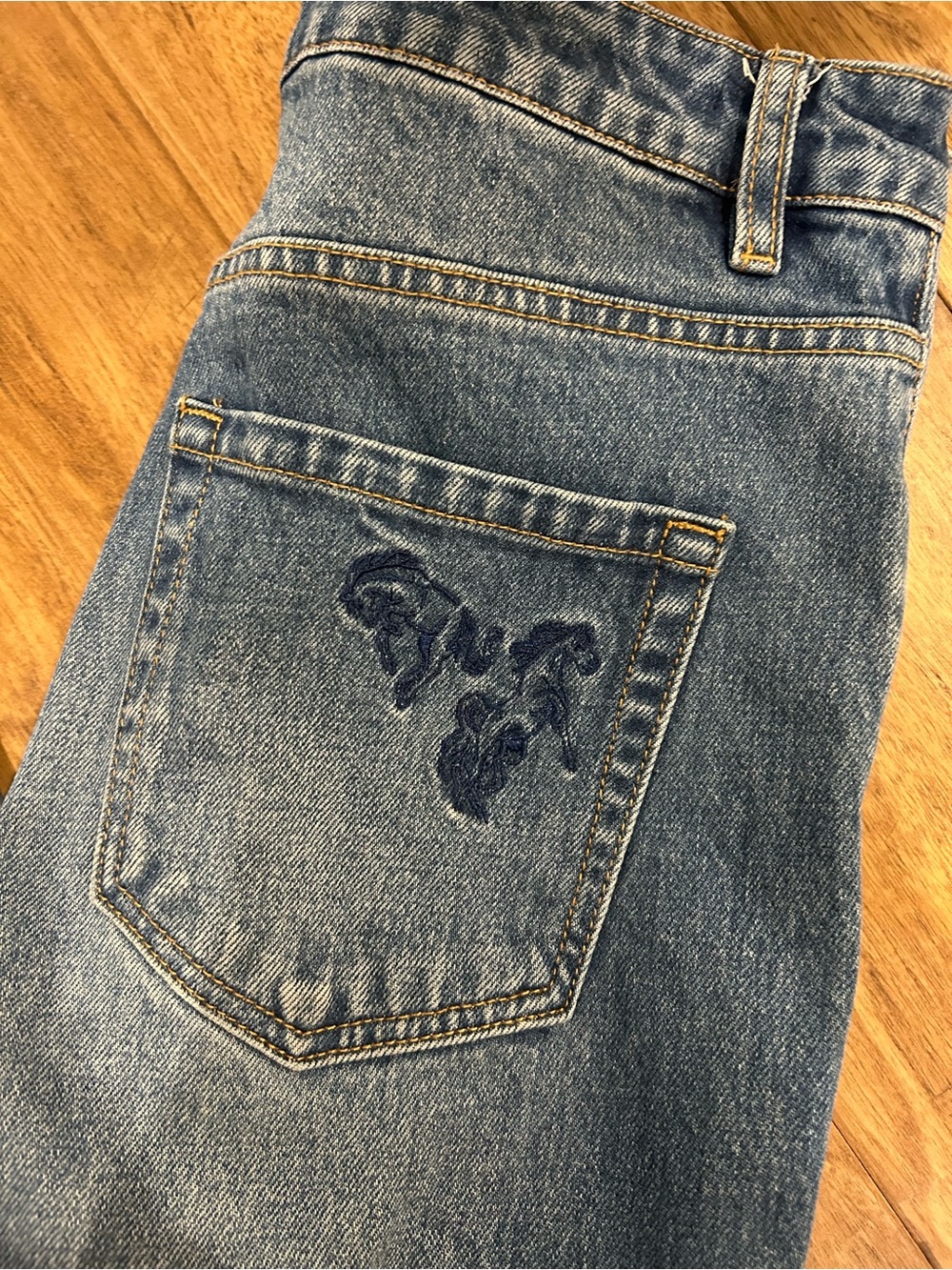 Women’s Wide-Leg Blue Denim Jeans with Embroidered Back Pocket - Picture 2 of 6
